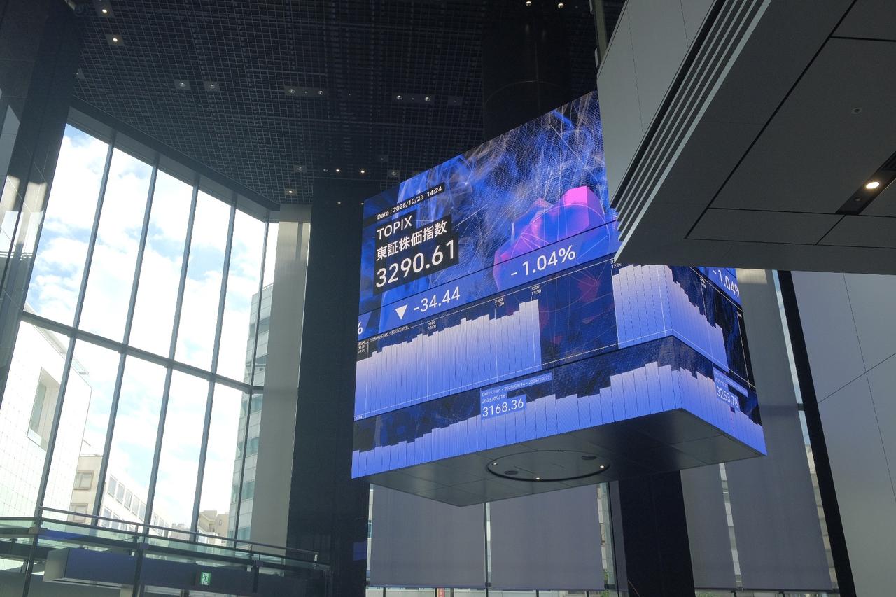 画像: kabuto one① 兜町の新たなランドマーク。1Fのアトリウムには世界最大規模のキューブ型大型LEDディスプレイ（幅6m、高さ5.5m、奥行き3m）が設置されており、行き交う人々も足を止めて見上げてマーケットの動向を確認する姿が印象的。