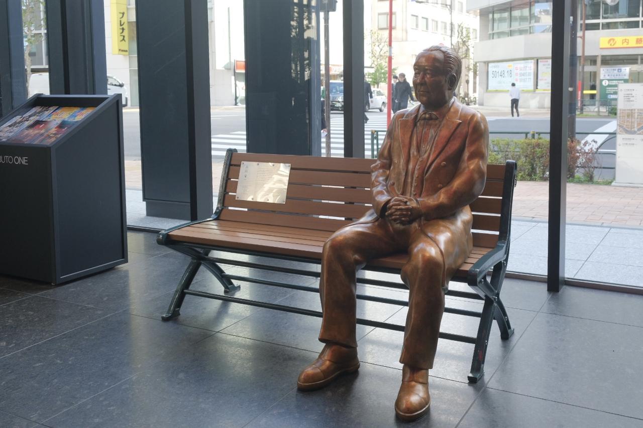 画像: kabuto one② アトリウム内には令和6年7月より1万円札の顔となった近代日本経済の父 渋沢栄一翁の等身大オブジェが設置されています。隣にならぶことができるベンチに座ったスタイルとなっており、オブジェを見た方が思わず一緒に写真を撮影したくなるフォトスポットになっています。
