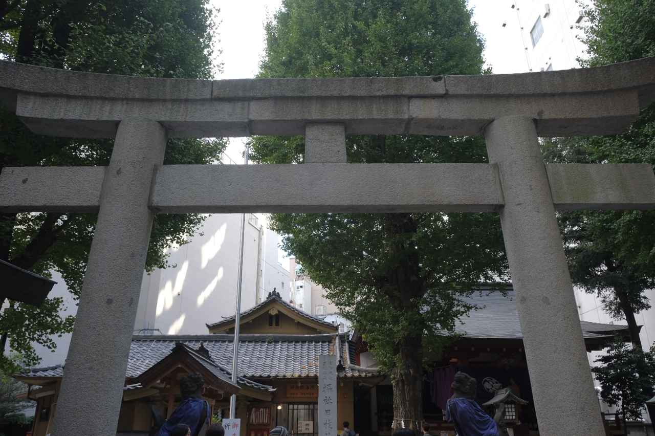 画像: 日本橋日枝神社① 赤坂日枝神社の摂社となり400余年の歴史ある神社。高いビルに囲まれながら、都心とは思えぬ静けさと神聖な雰囲気に包まれています。