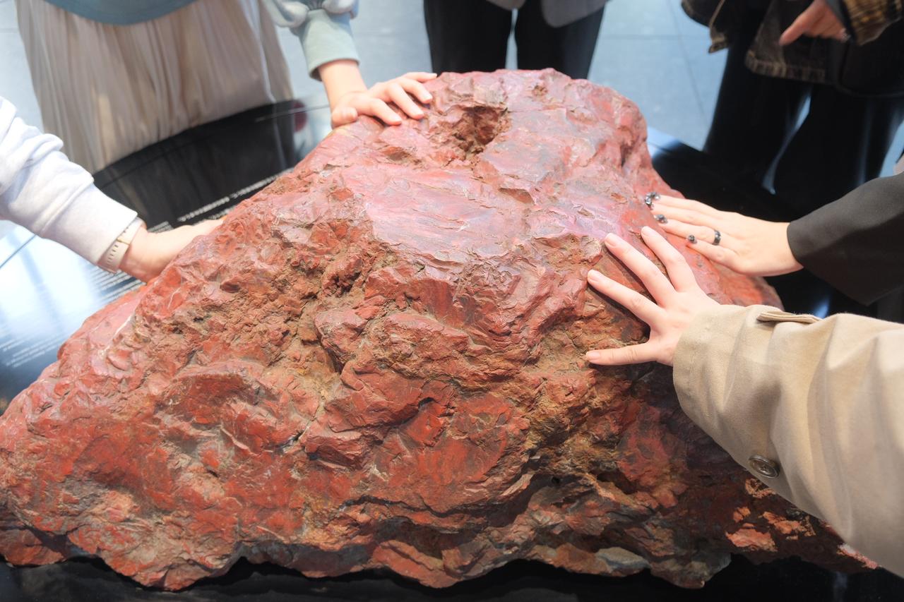 画像: kabuto one③ 同じくこちらは渋沢栄一翁が縁起石として生涯愛し力を得ていたという「佐渡の赤石」も移設され、赤石に触れることでご利益を授かるとのこと！こちらもフォトスポットとなっています。