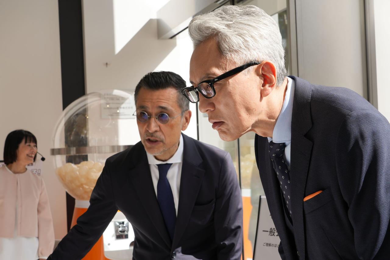 画像: ６面モニターを体験する松重 豊さん（右）