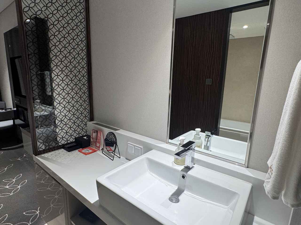 画像: 扉があり、ひとつの部屋として使えます。