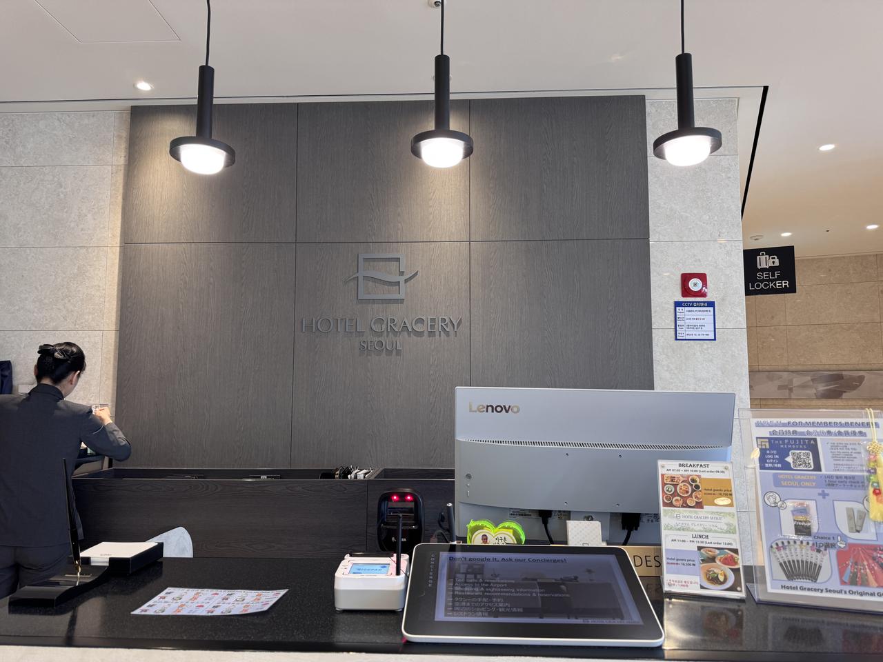 画像: 何か困ったときには有人の全員日本語堪能のカウンターがあるので安心。