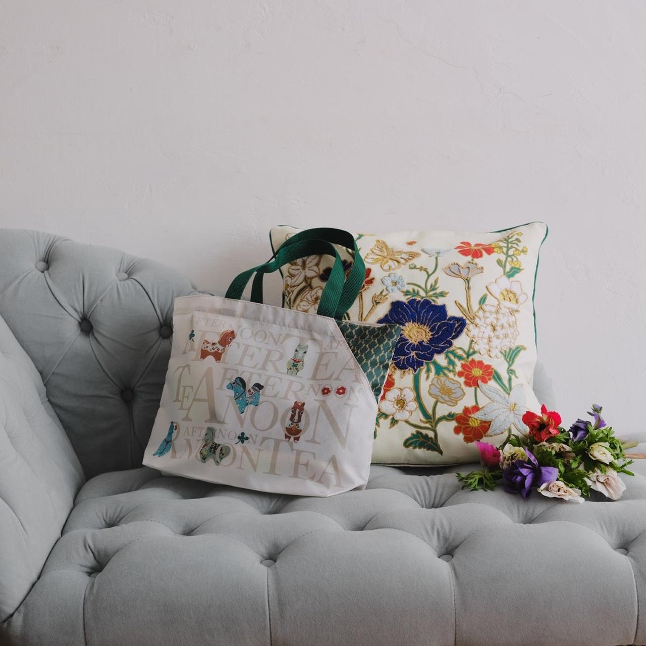 画像: ロゴバッグS \2,970、クッションカバー \5,500