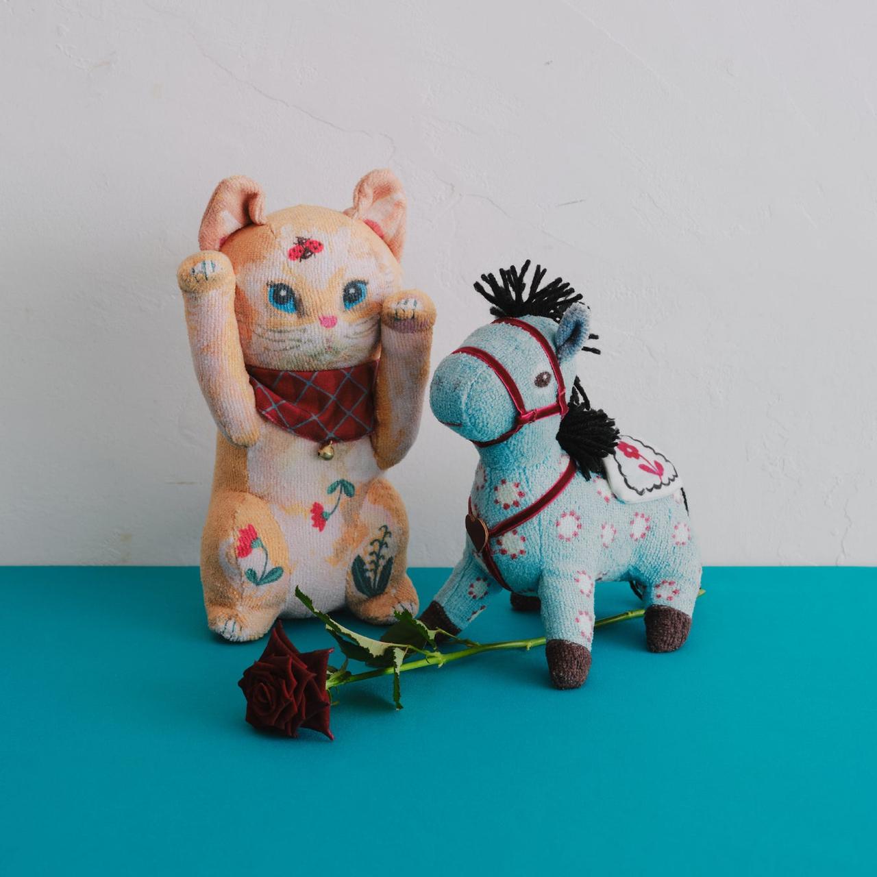 画像: ぬいぐるみ(猫) \5,500、ぬいぐるみ(午) \4,950