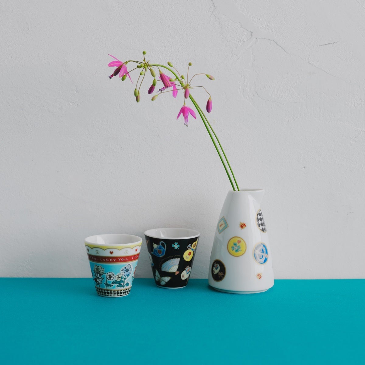 画像: 酒杯九谷焼 各\1,650、片口九谷焼 \3,300※一部店舗・公式オンラインストア限定販売