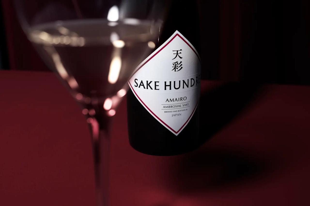 画像: 「天彩（あまいろ）」は、SAKE HUNDREDが手がける“デザート日本酒”という新しいカテゴリーを切り拓く一本。“日本酒で仕込んだ日本酒”を用いて醸造することで、甘味・酸味・旨味・苦味が複層的に重なる、驚くほどに豊潤で甘美な唯一無二の味わいを生み出しました。 奈良・美吉野醸造が醸す自然酵母仕込みで、完熟した桃やリンゴ、蜂蜜を思わせる芳醇な香りと、滑らかで濃密な甘みが特徴です。