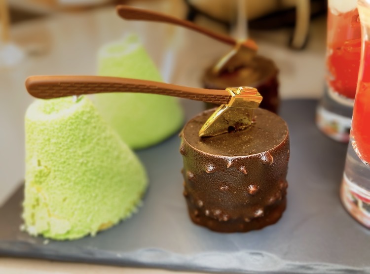 画像14: 【試食レポ】サンタさんが大ピンチ?!テラスでもいただける、あのホテルのクリスマスアフタヌーンティーが可愛すぎ♡