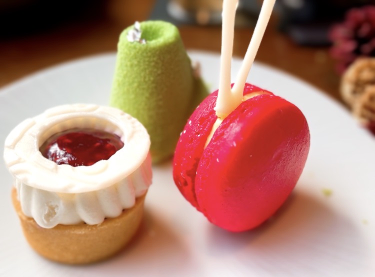 画像12: 【試食レポ】サンタさんが大ピンチ?!テラスでもいただける、あのホテルのクリスマスアフタヌーンティーが可愛すぎ♡