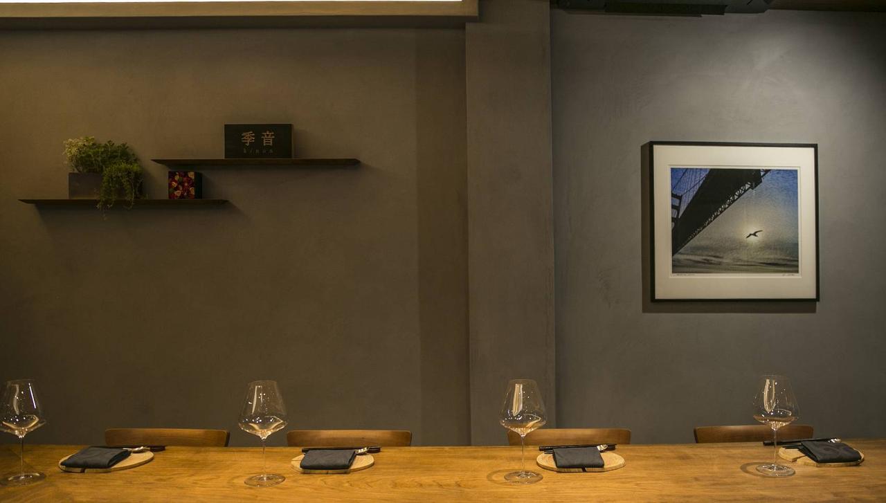 画像2: モダンな店内デザインやシェフの調理風景も魅力