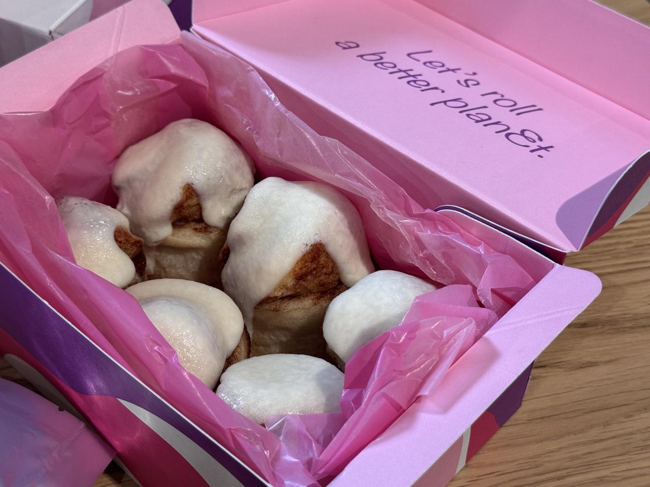 画像: planet rolls(プラネット・ロールズ) 【価 格】3,000円/1箱6個入り(税込・送料別) 【賞味期限】製造日より90日間 【配送方法】冷凍