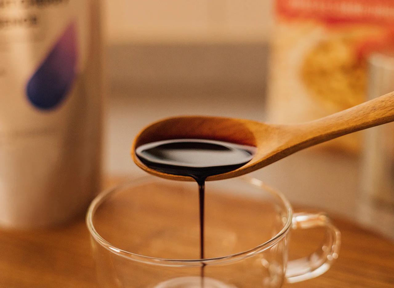 画像: 1日25g(大さじ1強)を 目安に、 お好みで 水や 炭 酸水と 割ったり、 そのまま ヨーグルトに かけたり、 ソースと して 料理や お菓子 作りにも ご利用いただけます。 食品なので いつでも お召し 上がりいただけます。