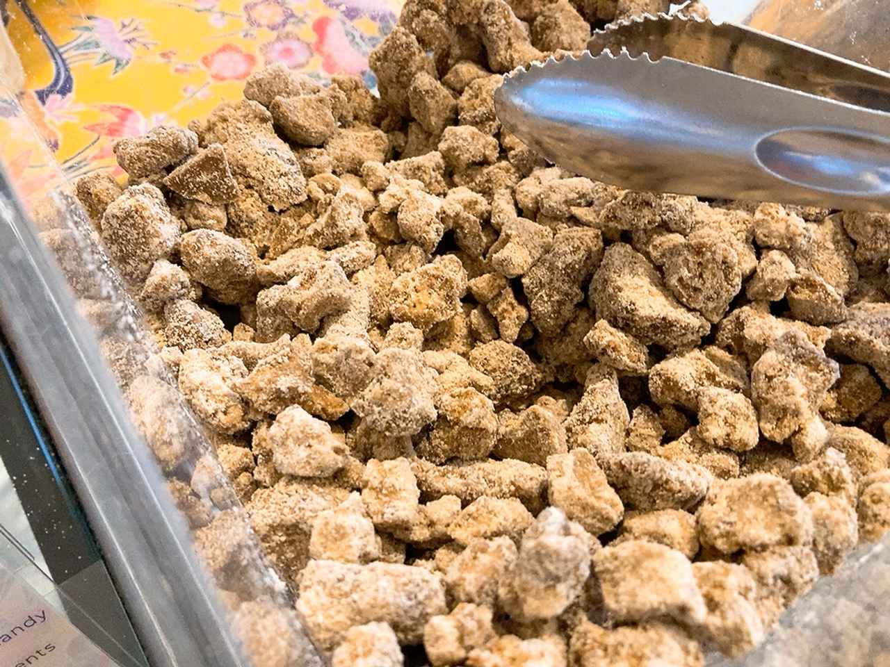 画像: 沖縄らしい黒糖も