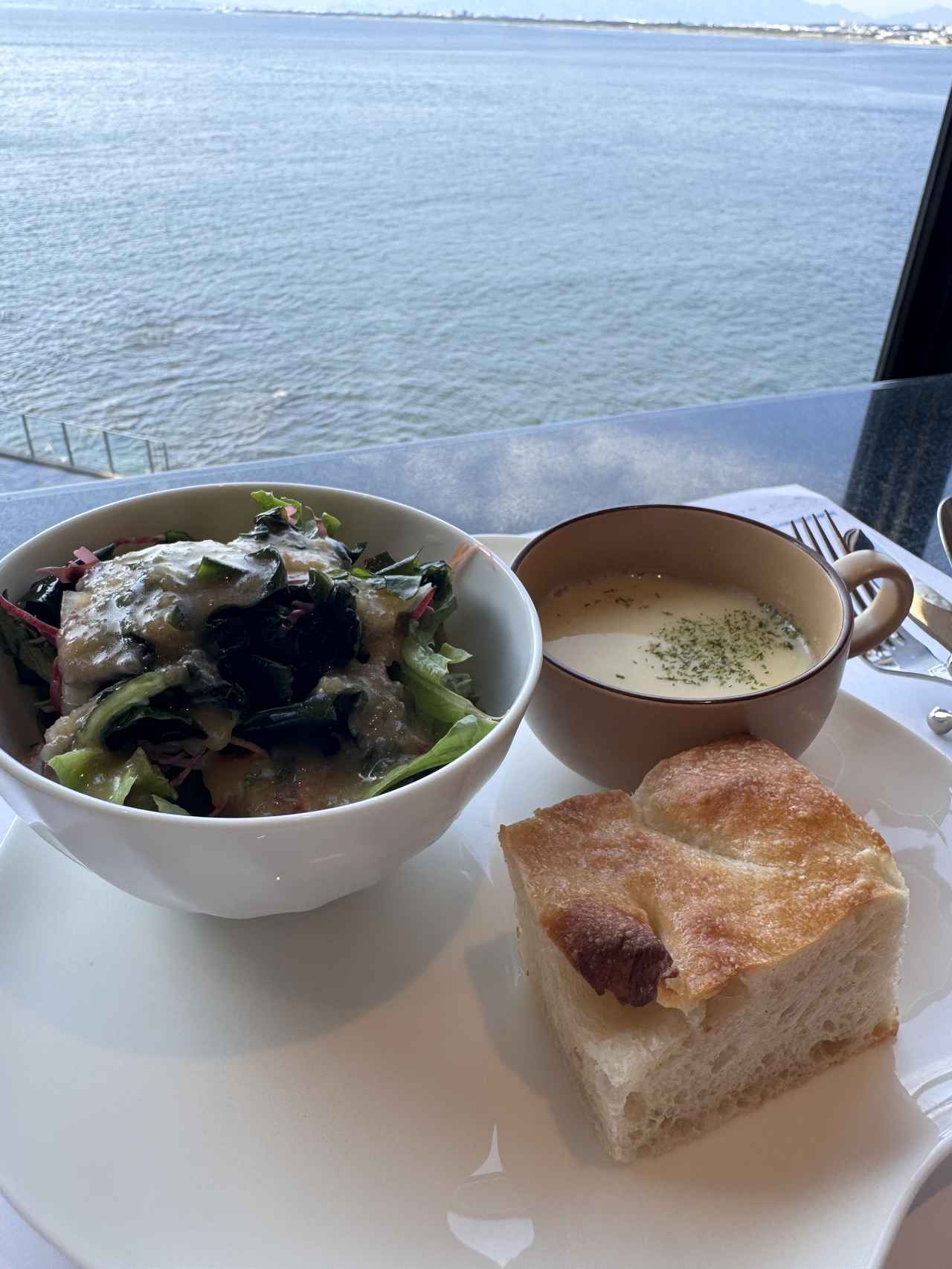 画像: サラダ、スープ、フォカッチャ付き