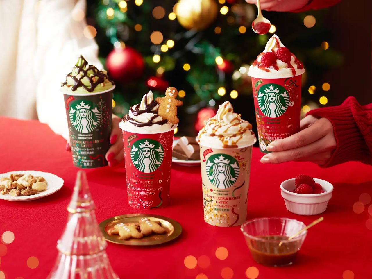 画像: 「スターバックス® DELIGHT ME™ チョコレート&ベリーラテ」の上に、ホイップクリームとチョコレートやキャラメルソースなどをトッピングすることで、ホリデーシーズンに増えるパーティーにもぴったりなアレンジが楽しめます。さらに、いちごやラズベリー、クッキーなどの組み合わせ方もおすすめです。思い思いのトッピングで、心がときめくご褒美感のあるアレンジをお楽しみください。