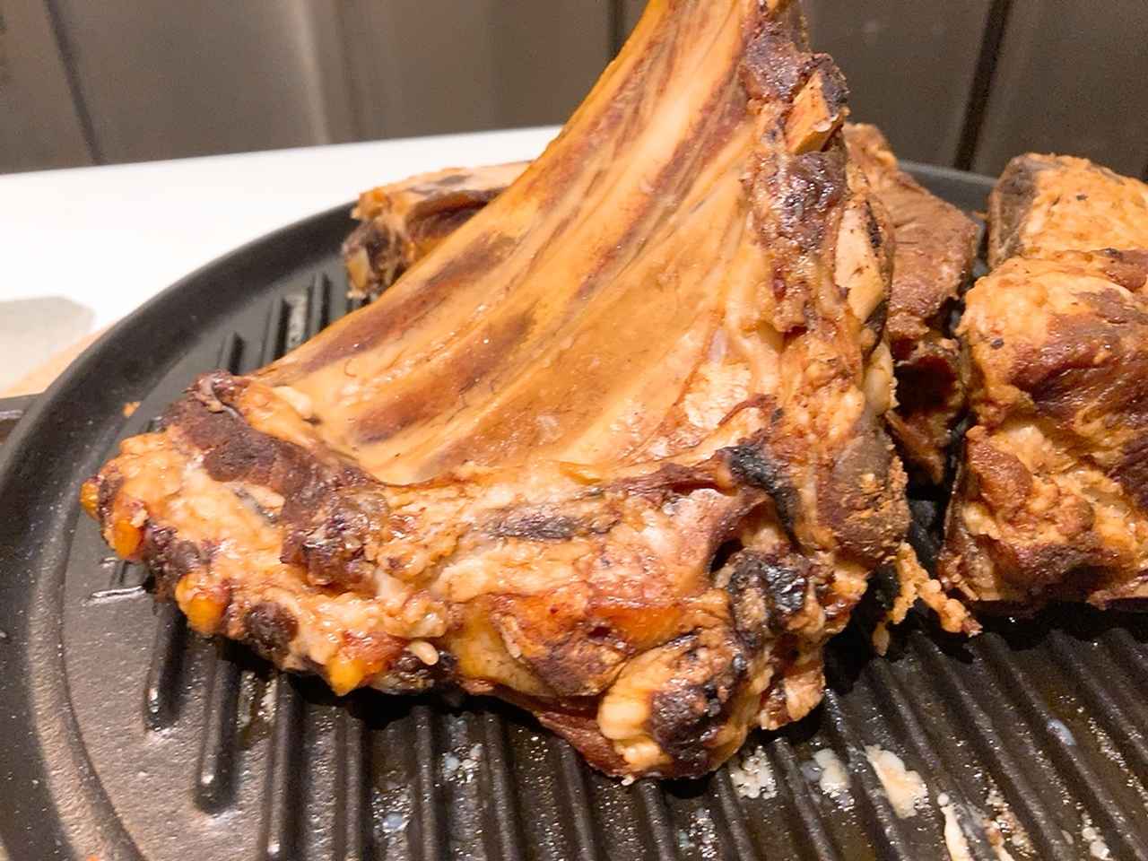 画像: 焼きたてのスペアリブ