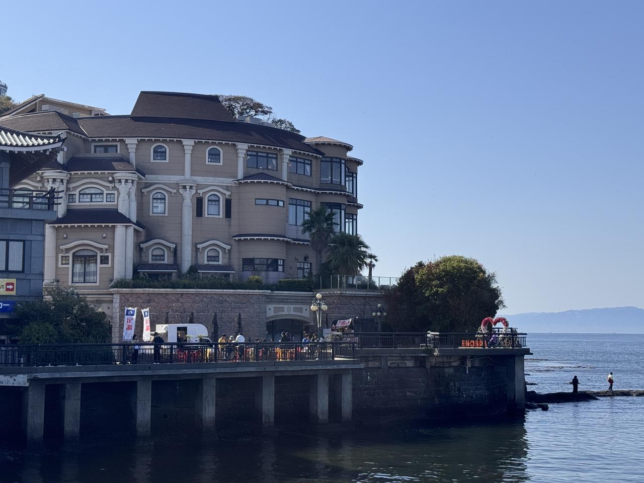 画像: 江の島入口すぐ、ひときわ目立つ洋館が”江の島アイランドスパ”