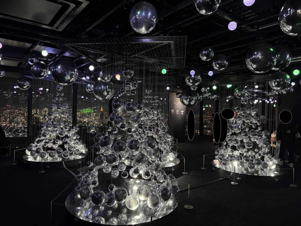 画像2: 360°の東京夜景に浮かぶ、ミラーバルーンのきらめき