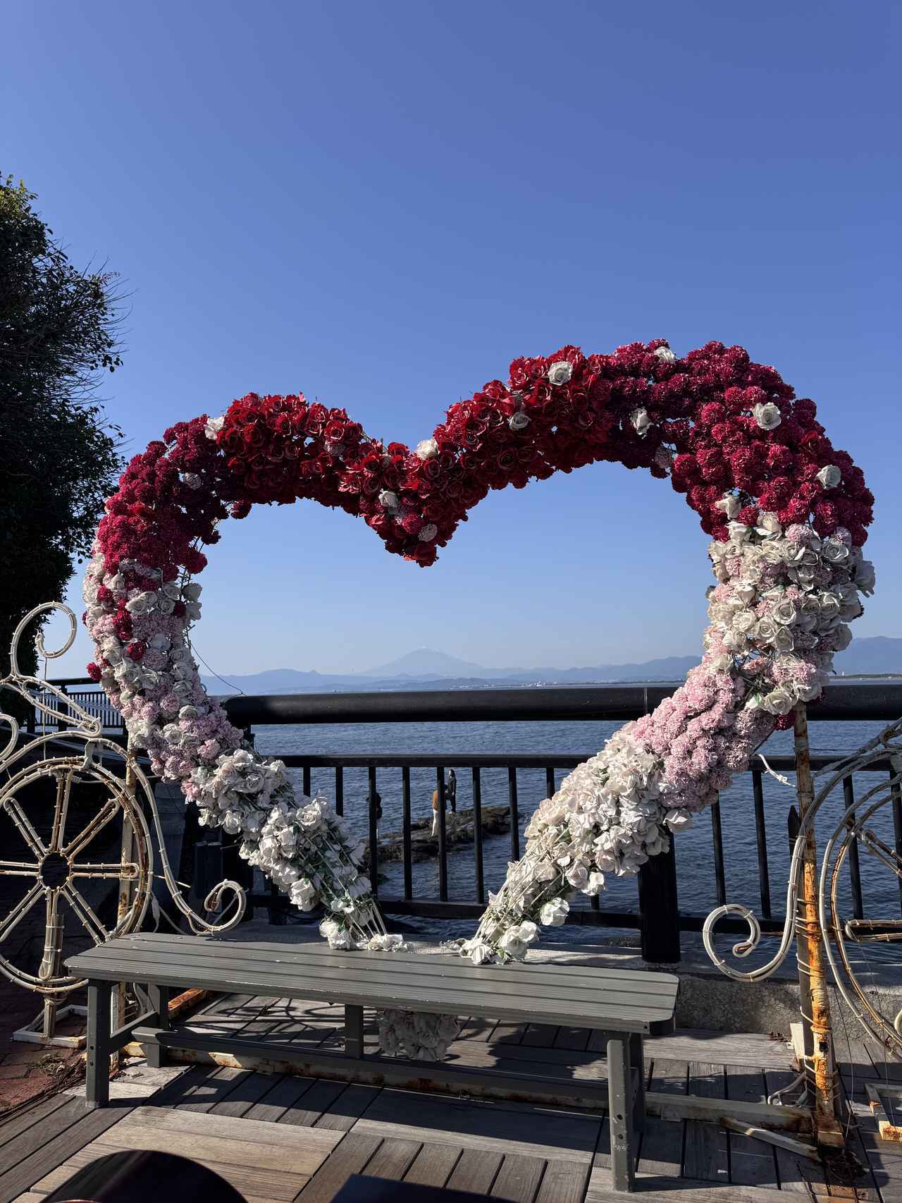 画像: ハートのオブジェの中央に富士山