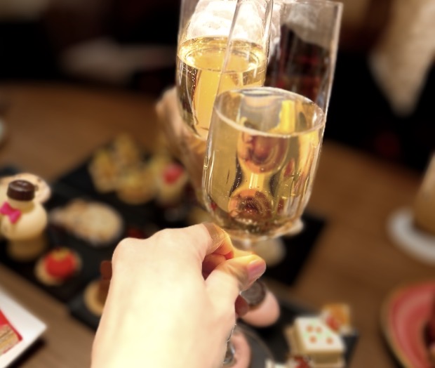 画像2: ホリデーシーズンに乾杯！スパークリングで始まる、「フェスティブ・アフタヌーンティー」をホテルのラウンジ空間で♡