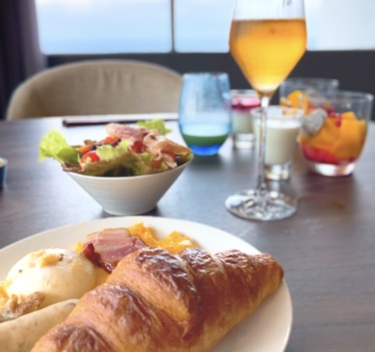 画像: 朝食は、バラエティー豊富なダイニングか、プレミアムなラウンジか… 連泊ならどっちも！