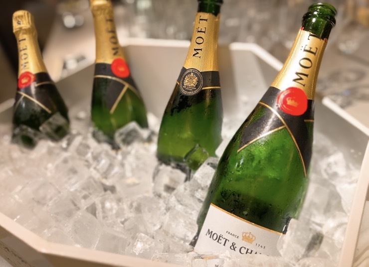 画像: ナイトキャップはなんとモエが登場