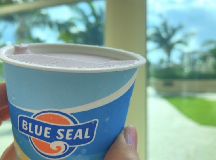 画像: ホテルのショップにはブルーシールも