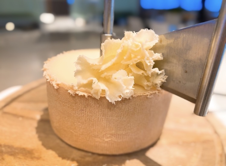 画像: 削りたてチーズも美味