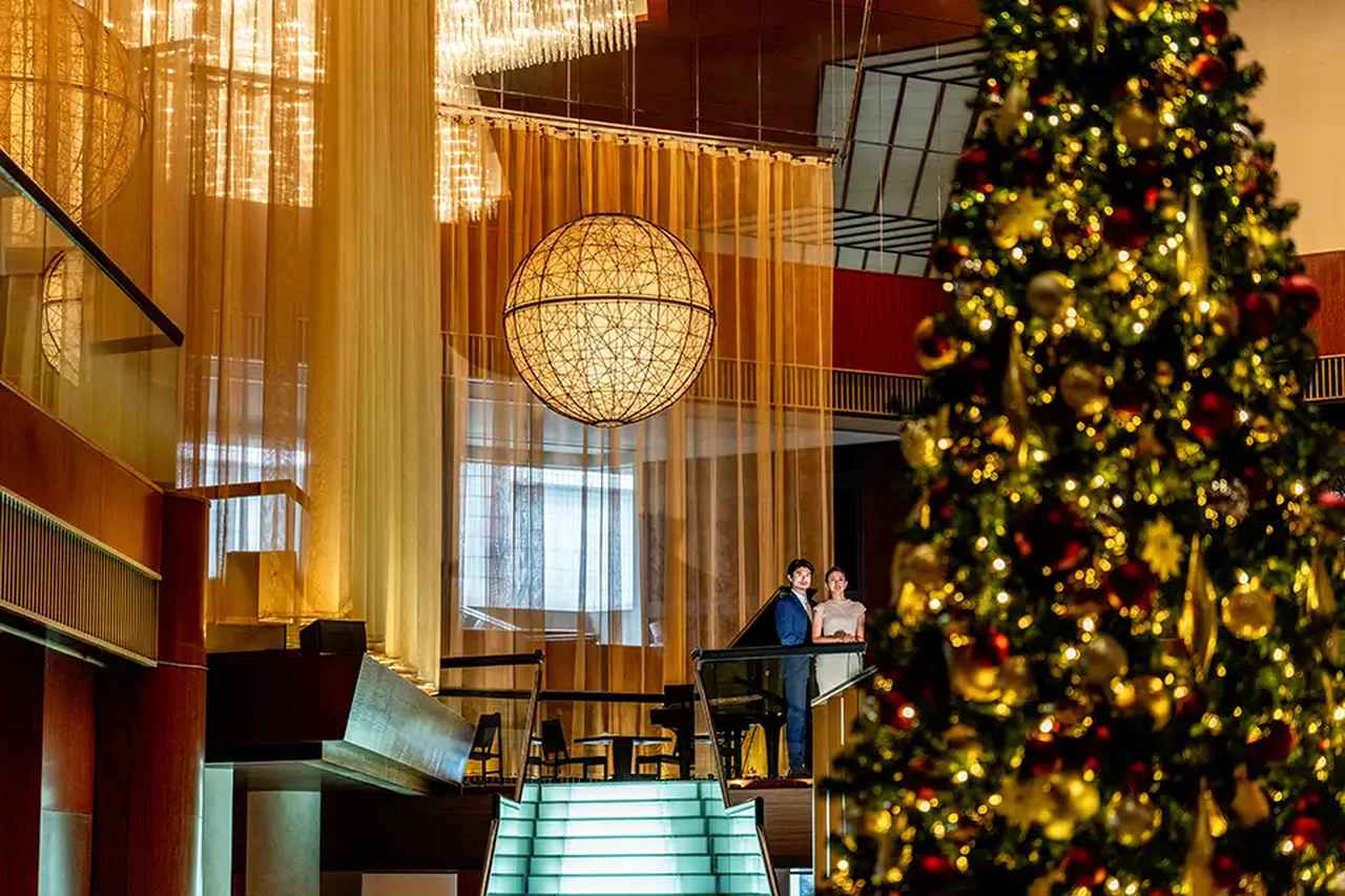 画像: これからの季節、大きなツリーも楽しみ