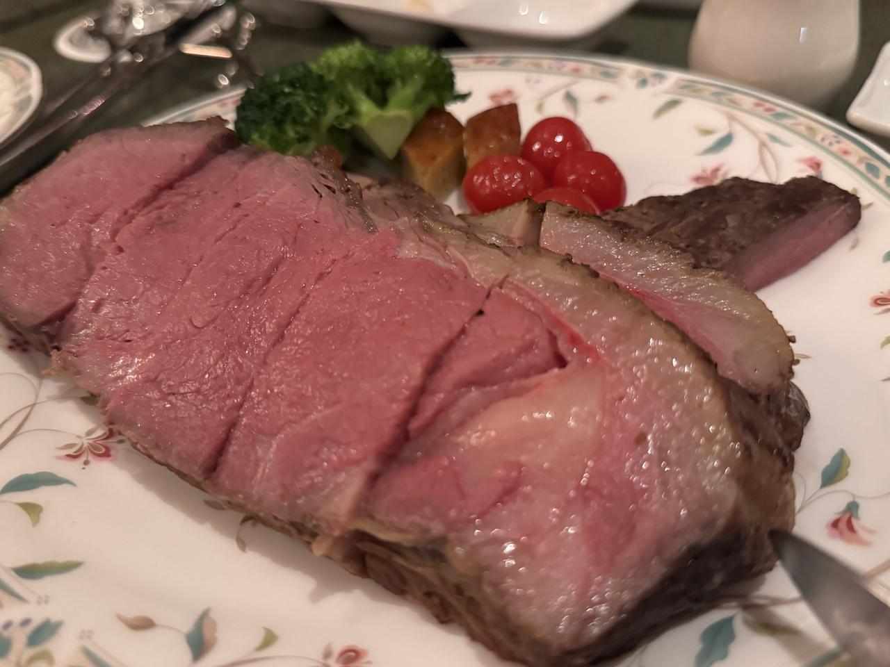 画像: シェフ特製ローストビーフ (グレイビーソース・レフォール・ハーブソルト)