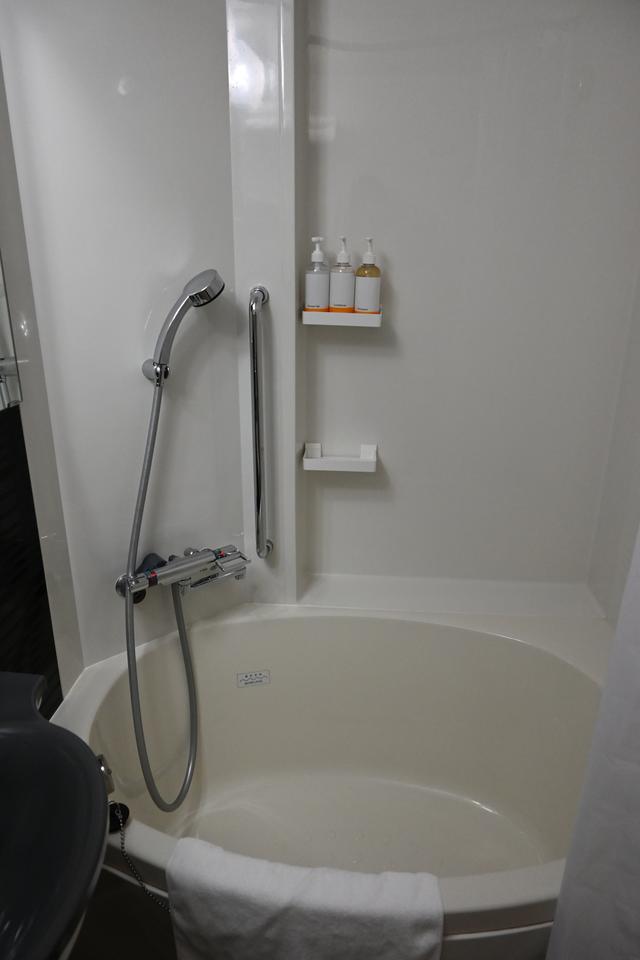 画像2: 客室：楕円型バスタブで癒しのバスタイム