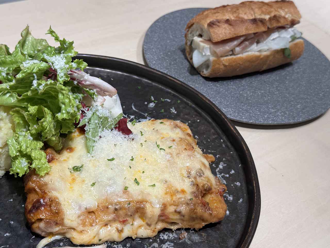 画像: 那須塩原野菜たっぷりミルクラザニア（1,200円） 那須塩原チーズリッチサンド（750円）