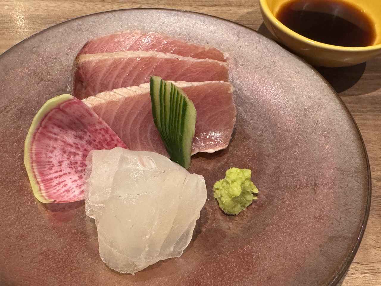 画像: 自家製“茶醤油”で味わうお造り、