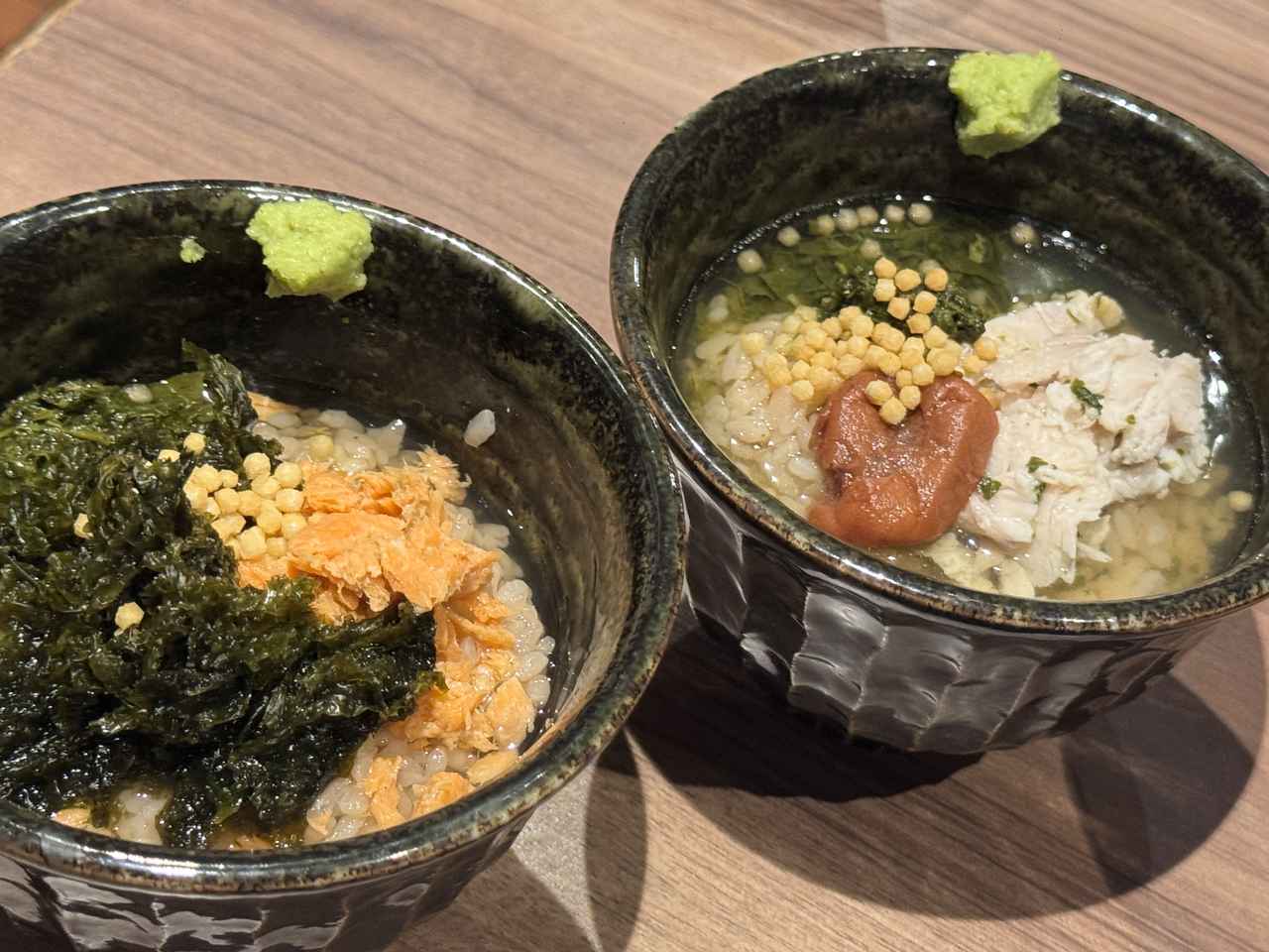 画像: 鮭と海苔の茶漬け、鶏と梅の茶漬けからどちらか1品を提供。いずれも、ほうじ茶で炊いた茶飯の上に具材を乗せ、緑茶をかけてお召し上がりいただきます。自家製“お茶の佃煮”を添えます。 2名なら両方オーダーしてシェアも可能です。