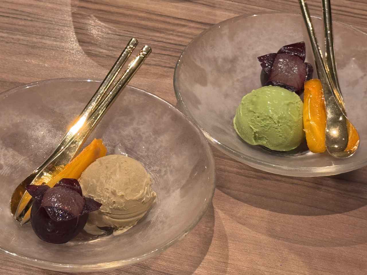 画像: 抹茶、ほうじ茶、挽茶シャーベット、ジャージーミルクから選べるアイスに、季節のフ ルーツ2種を添えて提供