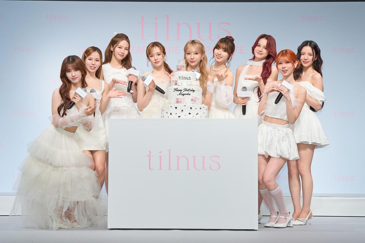 画像: 新商品・新CM発表会ではMAYUKAへバースデーケーキのサプライズも