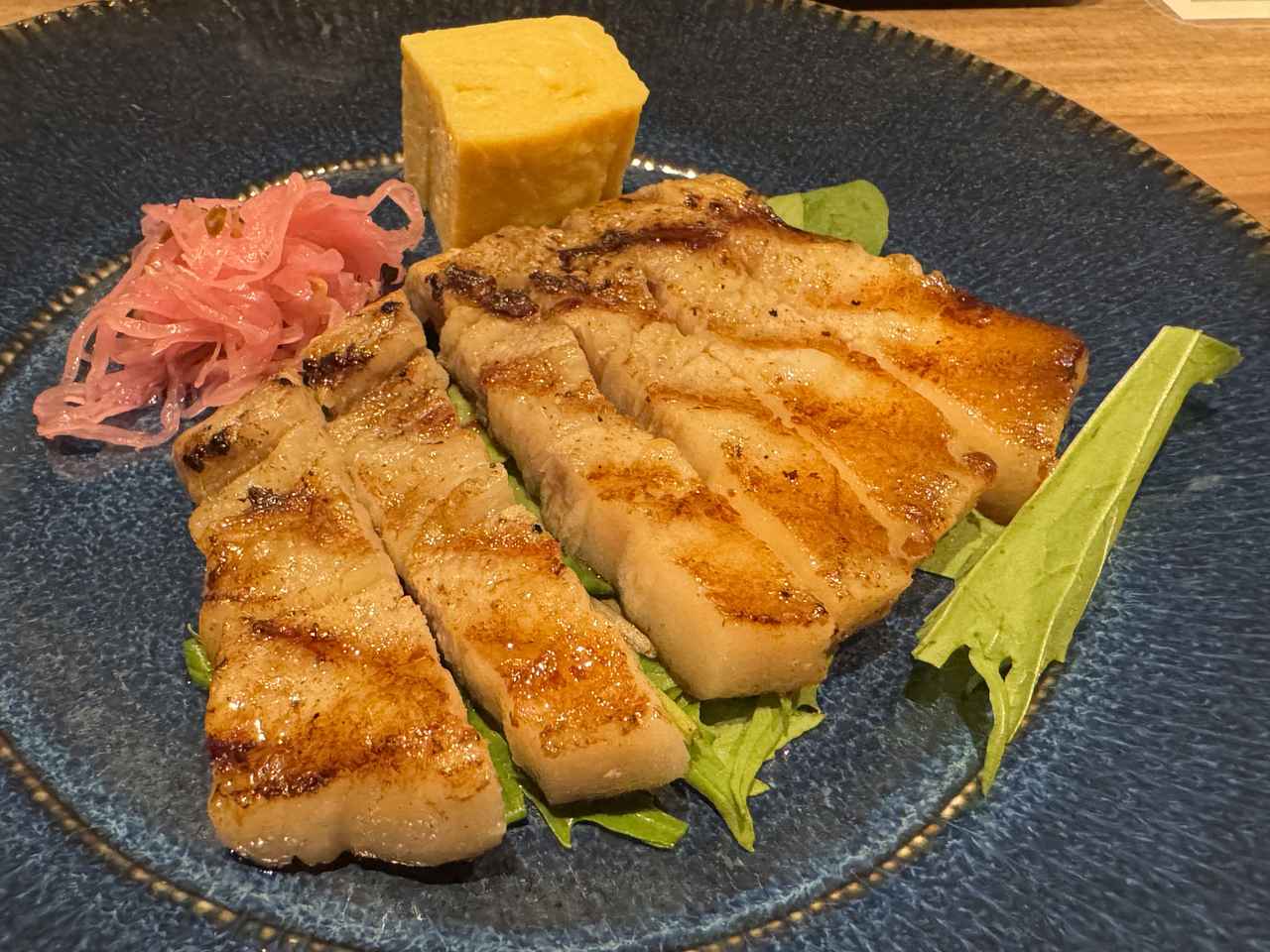 画像: 緑茶成 分の 1 つである「カテキン」が入った飼料で育った「茶美豚(ちゃーみーとん)」を緑茶と塩こうじを合わせたタレに漬けて焼いた「茶美豚の緑茶塩麹焼き」