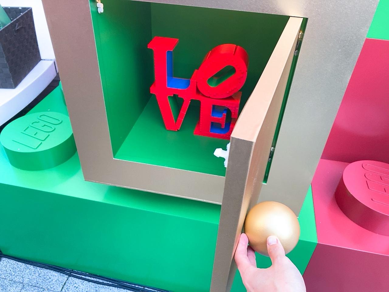 画像: 大きなアドベントカレンダーを開けると...