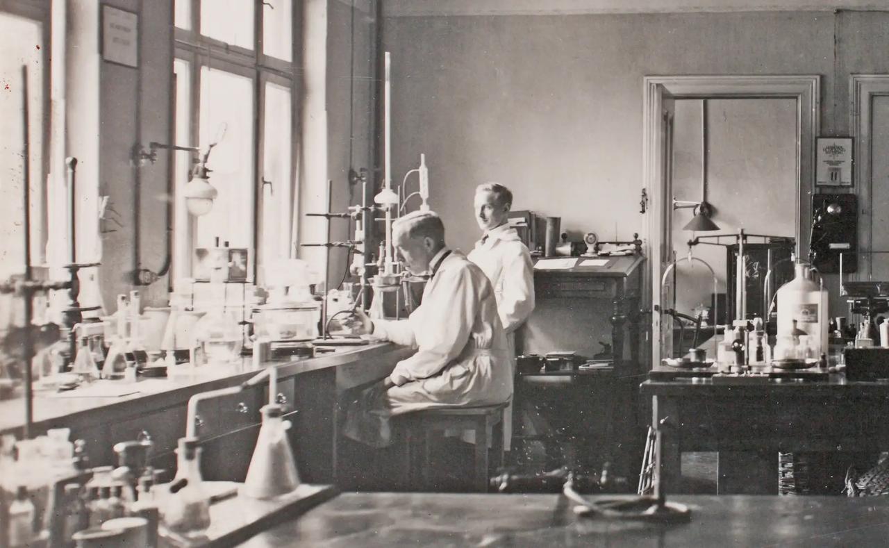 画像: ブランド誕生の頃のドイツでの研究風景