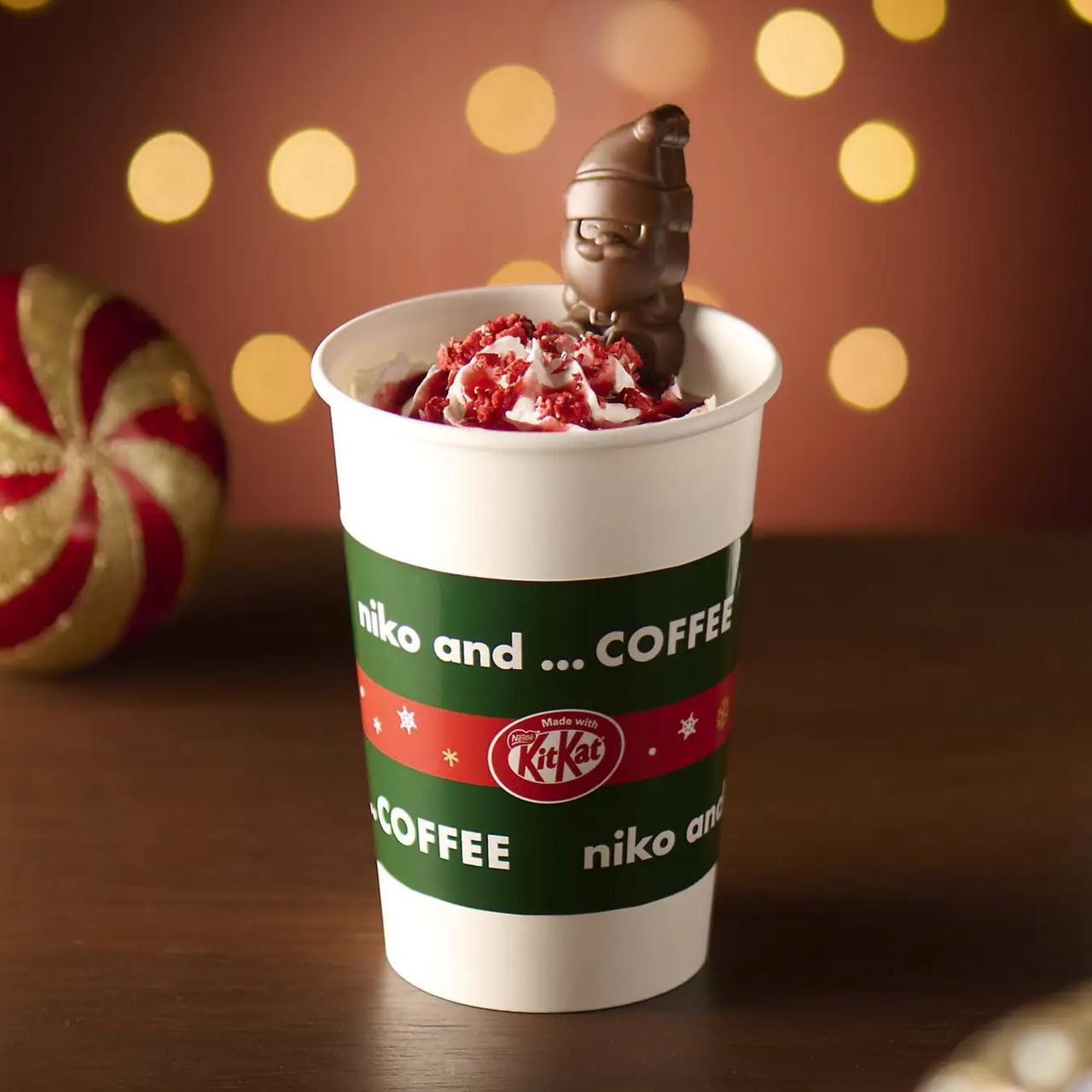 画像1: 商品名:ストロベリーバニララテ Made with KITKAT®ホリデイサンタ 価格: 650円(税込)