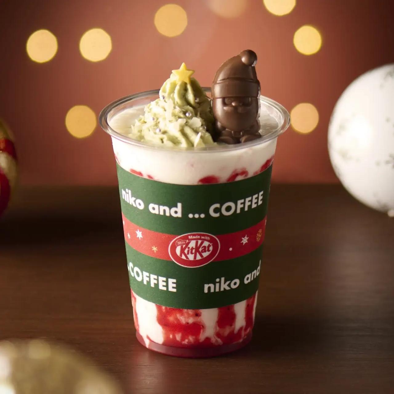 画像2: 商品名:ストロベリーバニララテ Made with KITKAT®ホリデイサンタ 価格: 650円(税込)