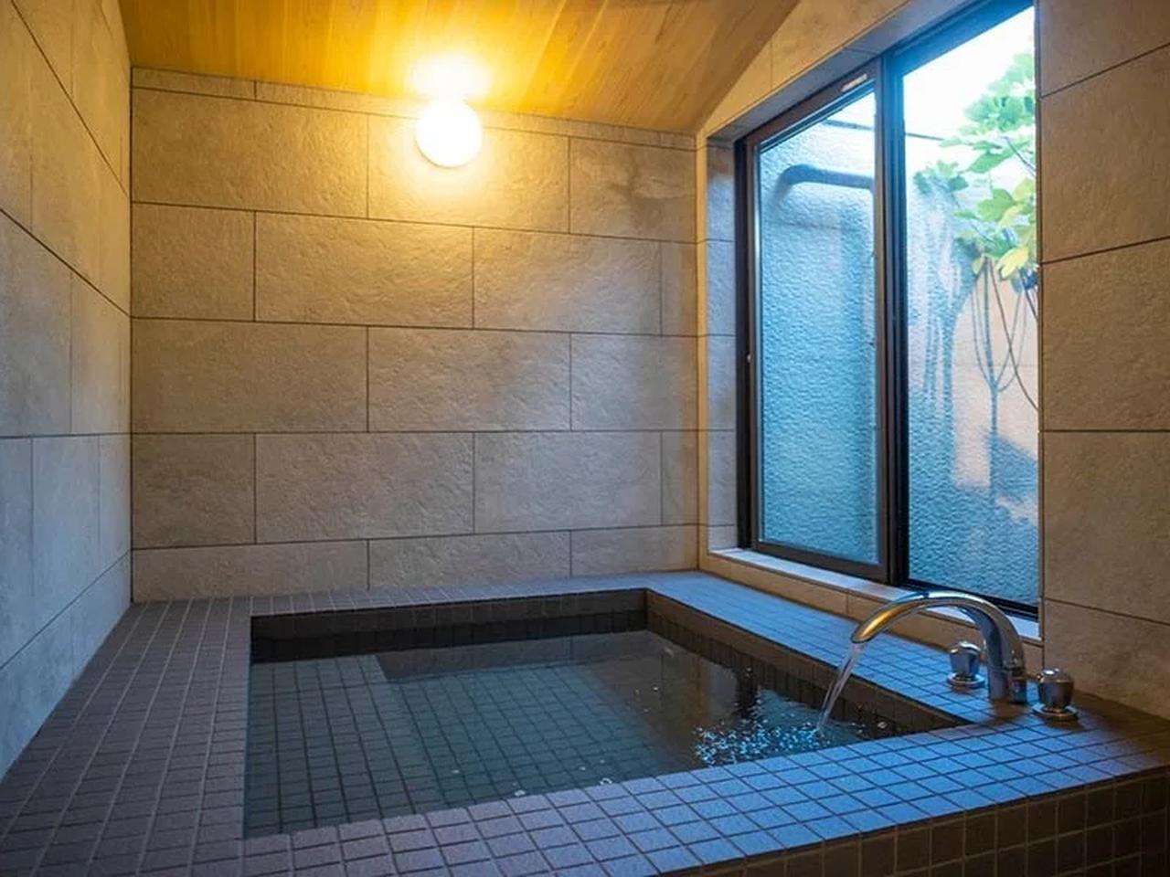 画像: 露天風呂と内湯の2種の客室温泉