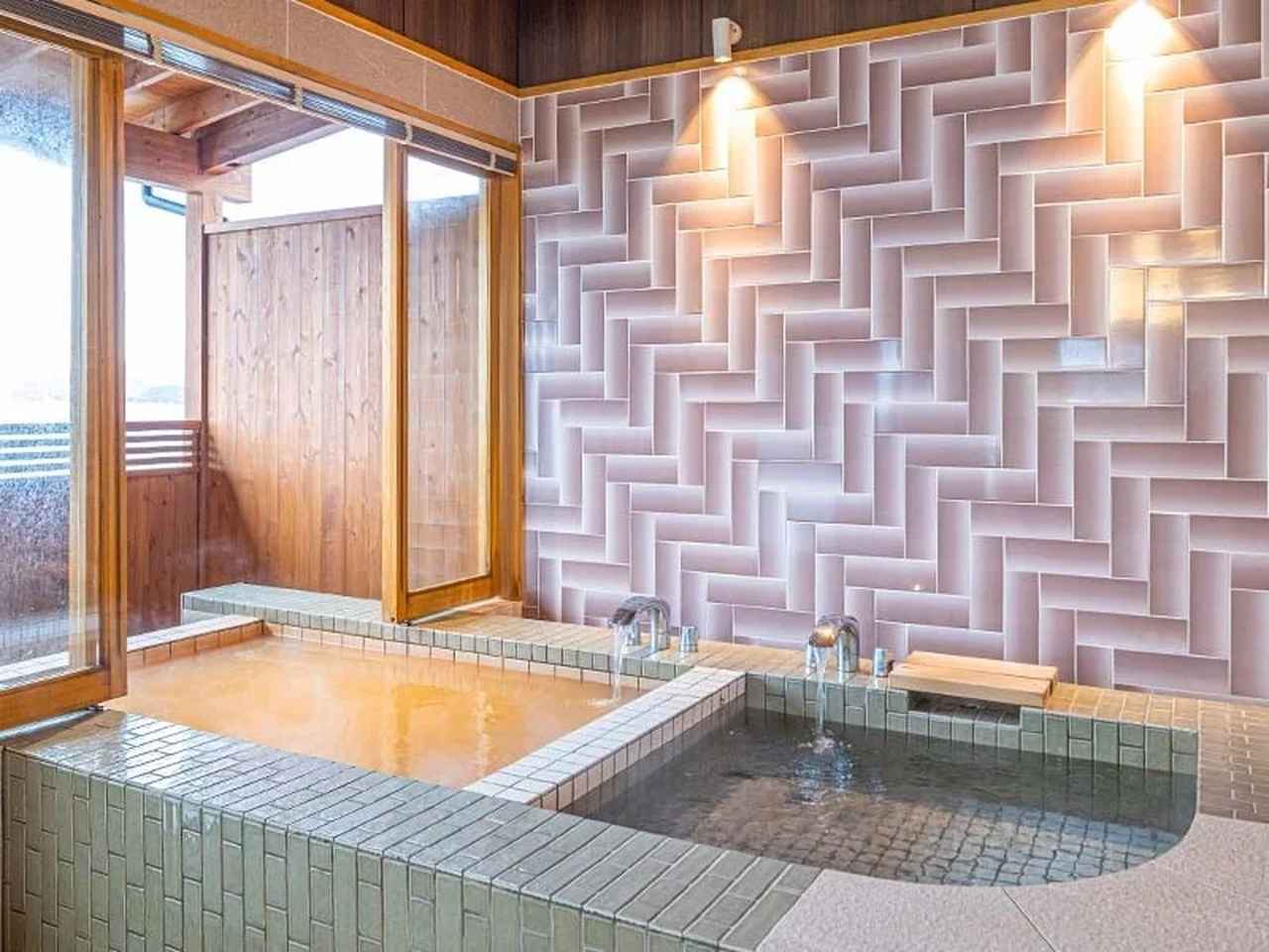 画像: 血行促進、保湿効果も高い赤湯温泉を完備