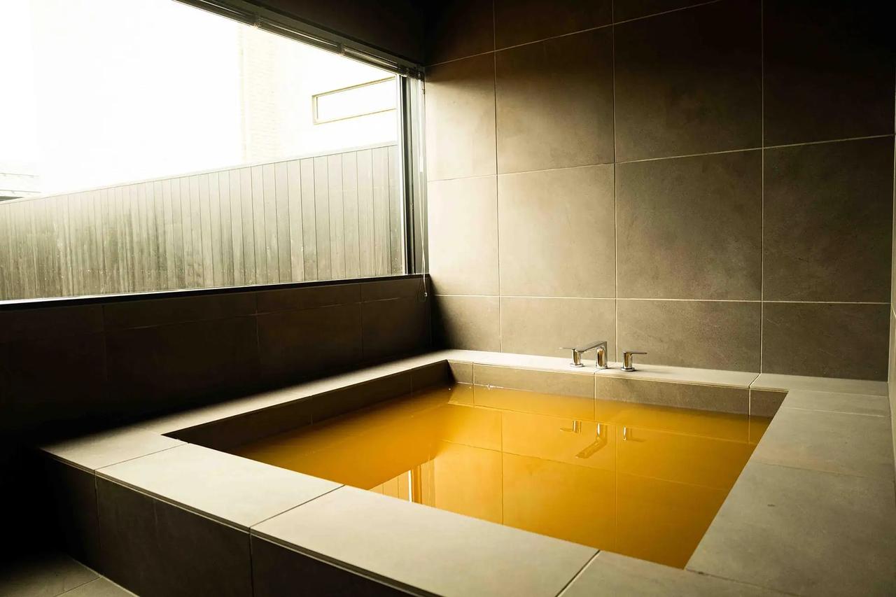 画像: 希少な赤湯の客室天然温泉を完備