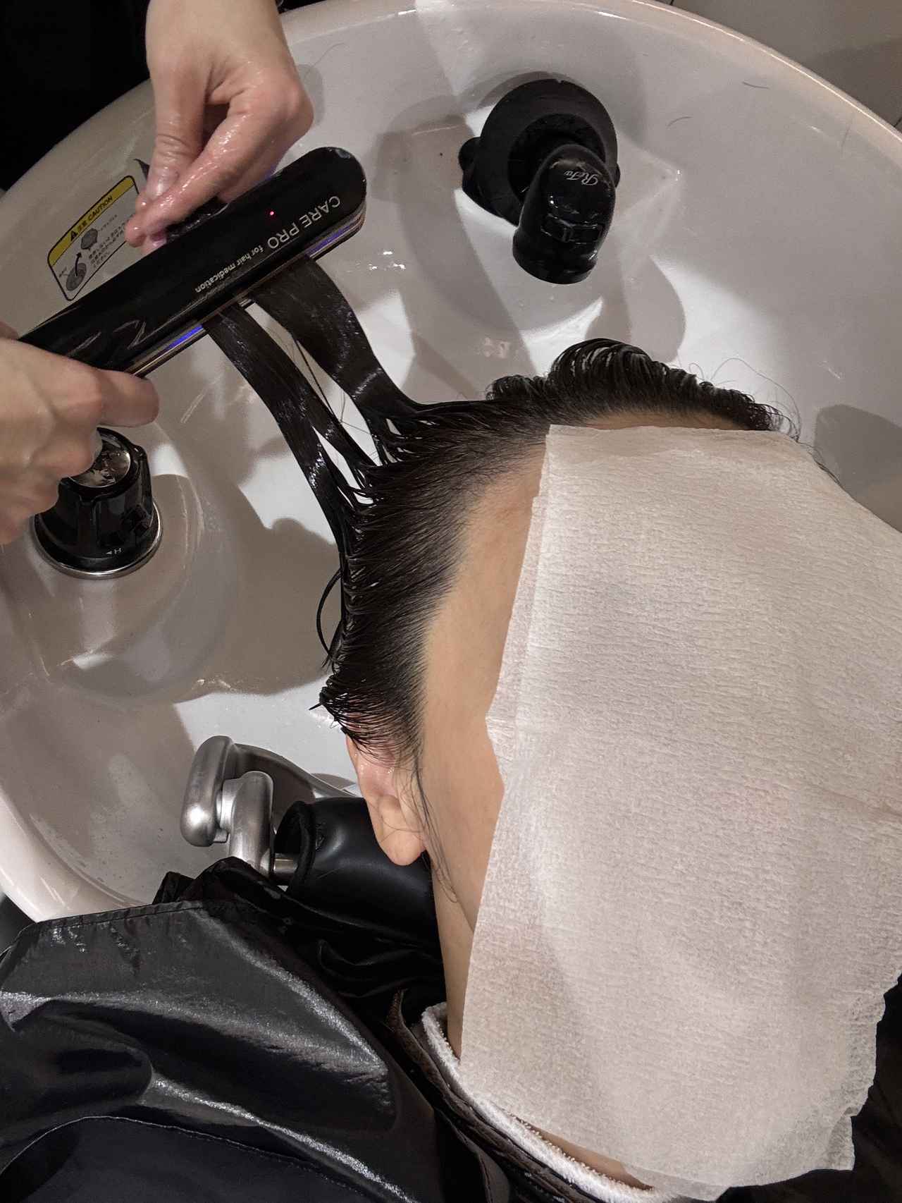 画像: 超音波アイロンで丁寧に薬剤を浸透させます。