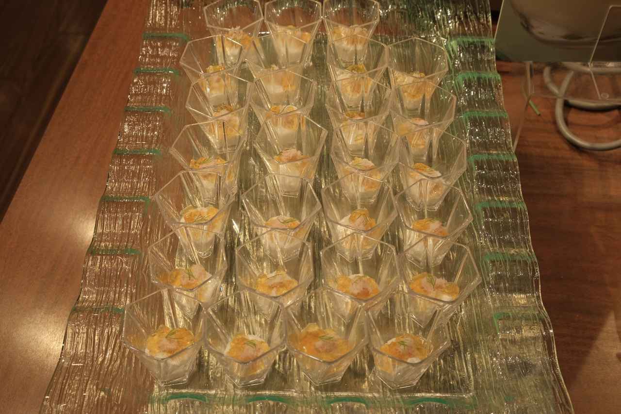 画像: カニとカリフラワーのムース コンソメジュレ