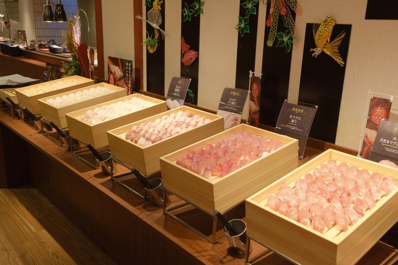 画像: 握り（マグロ、ブリ、真鯛、いか、蒸しエビ、玉子、サバのバッテラ 等）