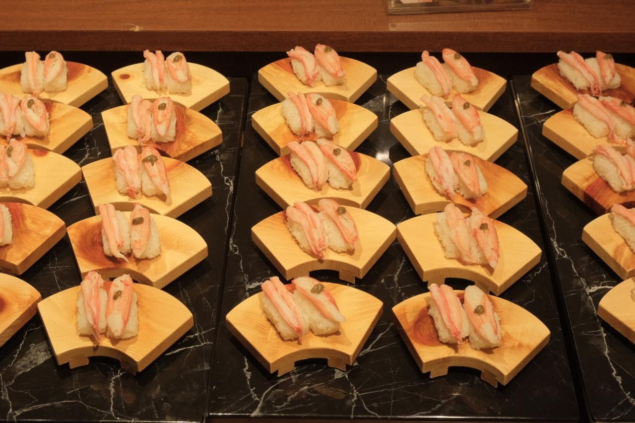 画像: 紅ズワイとカニカマ寿司の食べ比べ