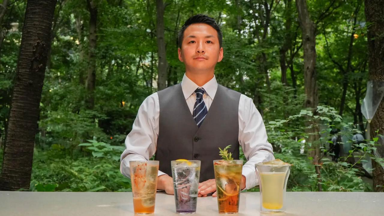 画像: <森を飲むカクテル プロデュース> 加藤晋悟(カクテルプロデュース バーテンダー) 地元三重県のホテルでバーテンダーのキャリアをスタート。2023年バカルディ主催「BOMBAY SAPPHIRE Premier Cru COCKTAIL COMPETITION」優勝。現在はZentis Osaka UPSTAIRZのバーテンダーを務める。 コメント:大手町の秋の森を目、味、香りで感じていただけるカクテルに仕上げました。自然の中で深呼吸しながら、自分の好みのカクテルで優雅な一杯を。