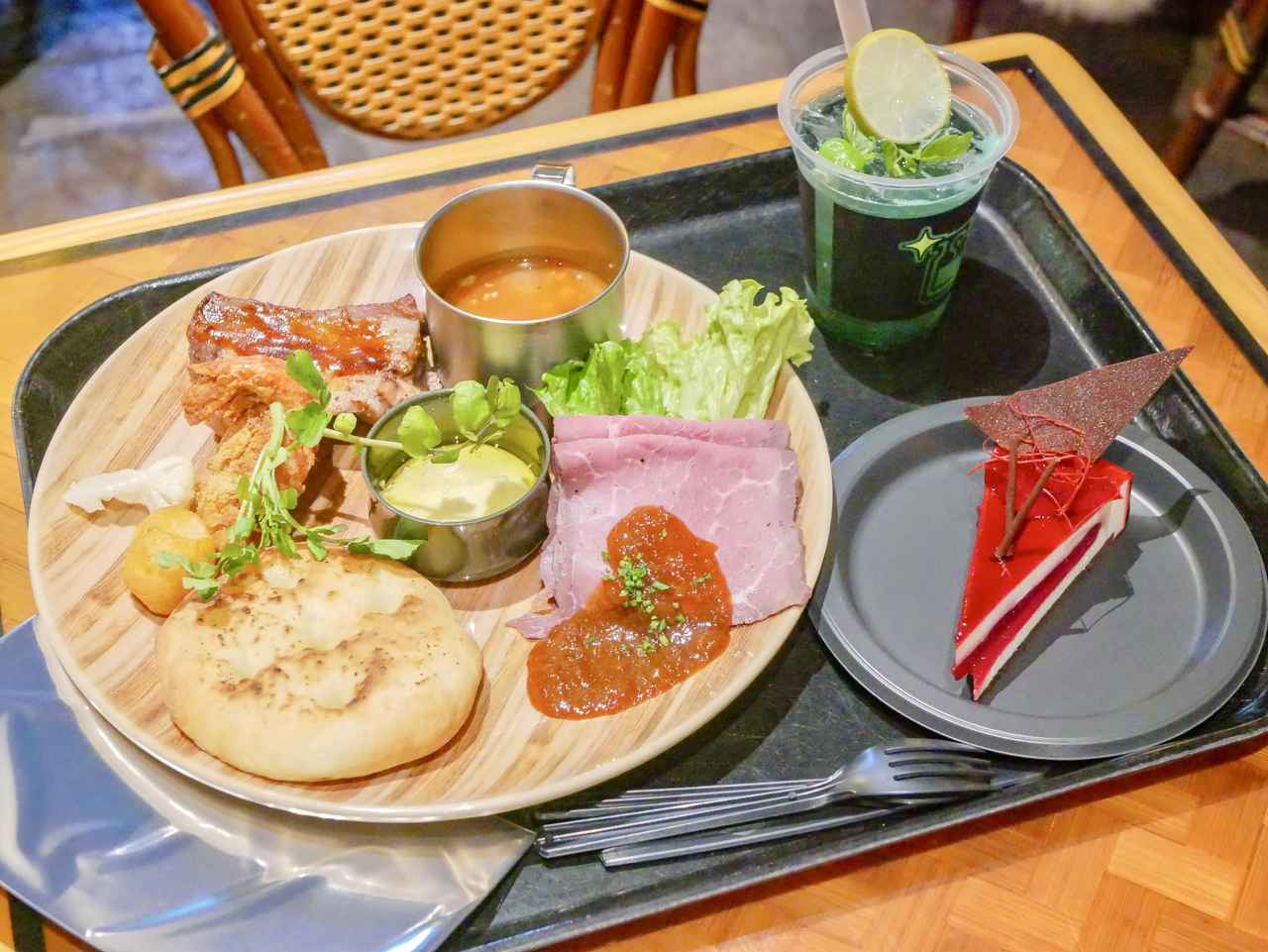 画像1: モンスターハンター・ワイルズ×USJ限定コースターセット、ラバラ・バリナ サワーチェリー＆ホワイトムース、回復グレート キウイ、紫蘇、はちみつ、ソーダ（ロストワールド・レストラン）